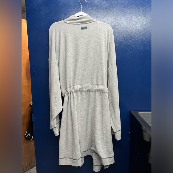 Fabletics Robe! - Picture 3 of 3